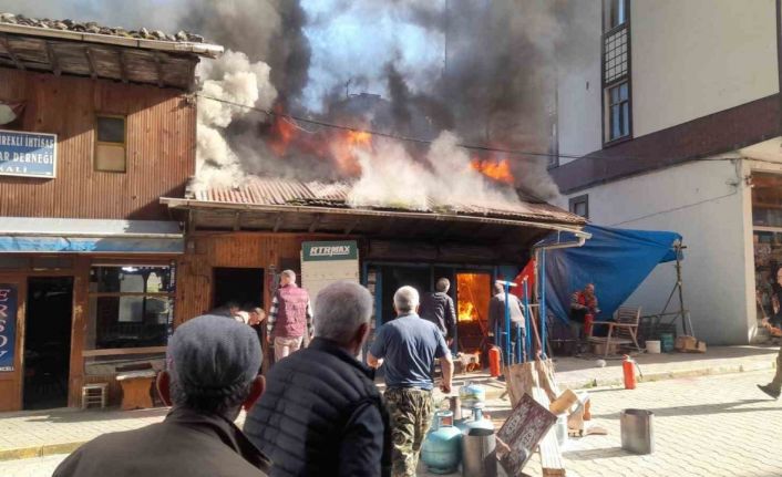 Kalaycı dükkanındaki yangını söndürmek için seferber oldular