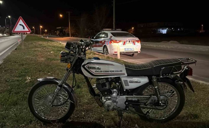 Kaldırıma çarpıp devrilen motosiklette 2 kişi yaralandı