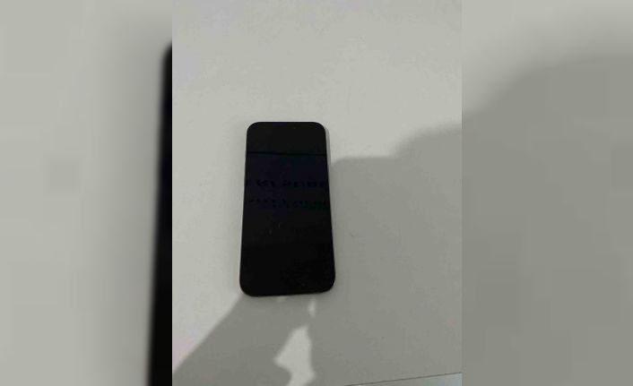 Kaldırımda uyuyan adamın telefonunu çaldı: O anlar kamerada