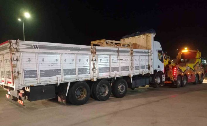 Kamyon çekiciye arkadan çarptı, 1 ölü