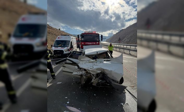 Kamyona arkadan çarpan otomobil hurdaya döndü; 1 ölü 1 yaralı