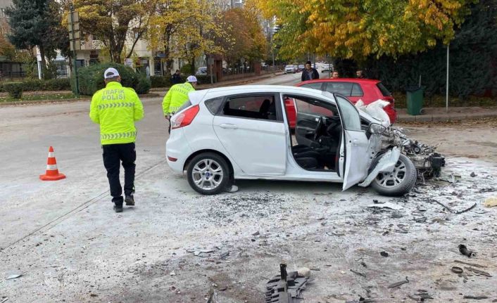 Kamyona yandan çarpan aracın 70 yaşındaki sürücüsü hayatını kaybetti