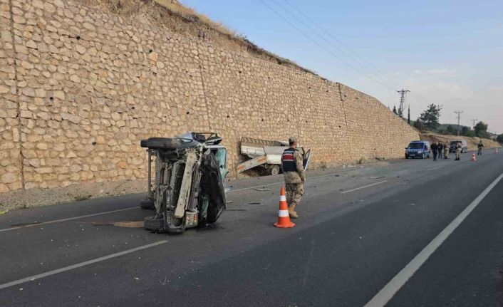 Kamyonet hafif ticari araca arkadan çarptı: 4 kişi yaralandı