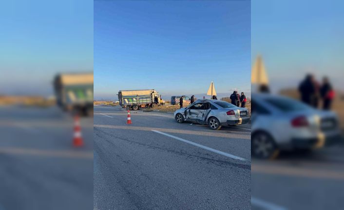 Kamyonet ile otomobil çarpıştı 6 kisi yaralandı