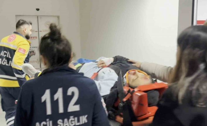 Kamyonet traktöre arkadan çarptı: 1 yaralı