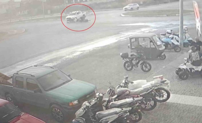 Kamyonetle çarpışıp motosikletiyle 25 metre sürüklendi, kask sayesinde hayata tutundu