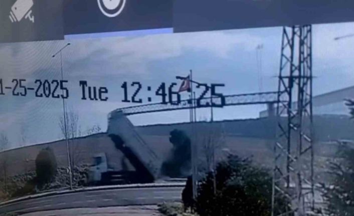 Kamyonun açılan damperi direkleri yıktı, o anlar kameraya yansıdı