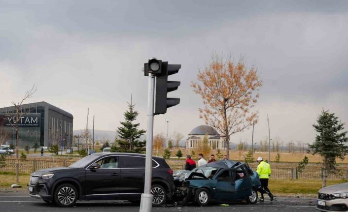 Kamyonun freni boşaldı, zincirleme kaza yaşandı: 2 yaralı