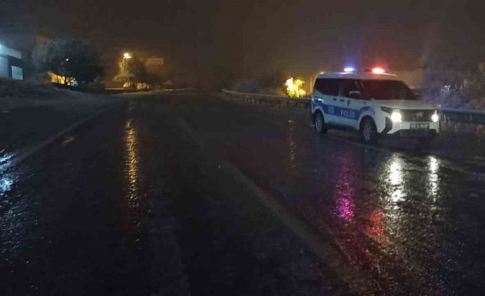 Kar ve tipi etkisini artırdı, kara yolları trafiğe kapatıldı