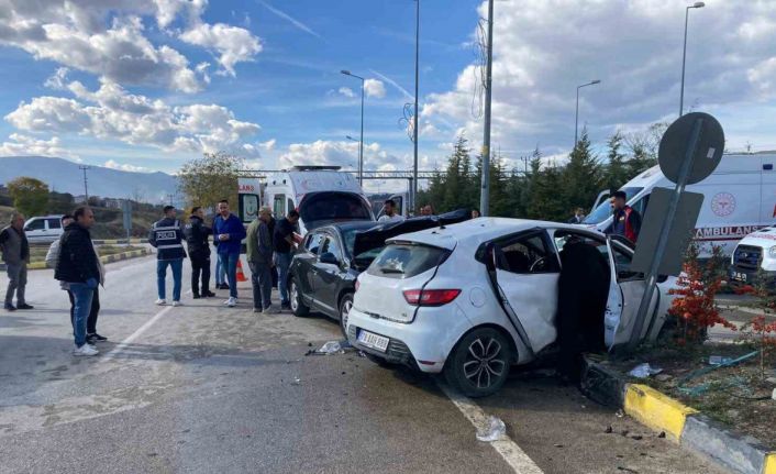 Karabük’te iki otomobil çarpıştı: 7 yaralı