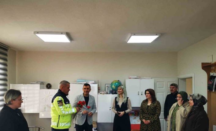 Karacabey’de jandarmadan Öğretmenler Günü’nde anlamlı ziyaret