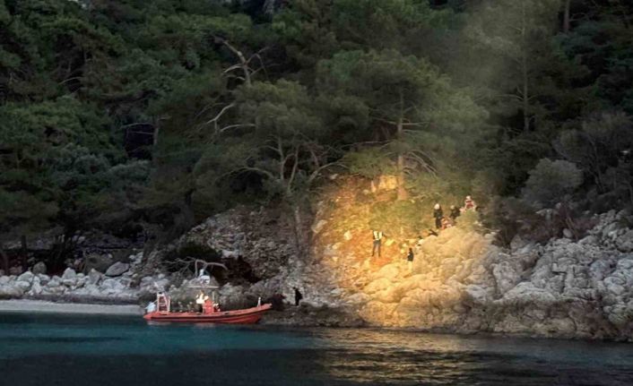 Karadan ulaşım olmayan koyda mahsur kalan düzensiz göçmenler kurtarıldı