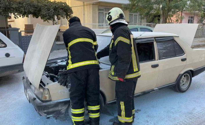 Karaman’da alev alan Fiat Tofaş’ı vatandaşlar söndürdü