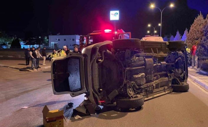 Karaman’da çarpışan iki araçtan biri devrildi: 2 yaralı