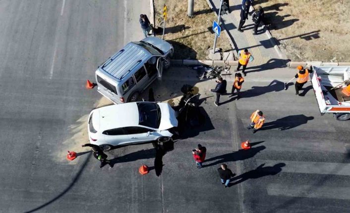 Karaman’da hafif ticari araçla otomobil çarpıştı: 3 yaralı