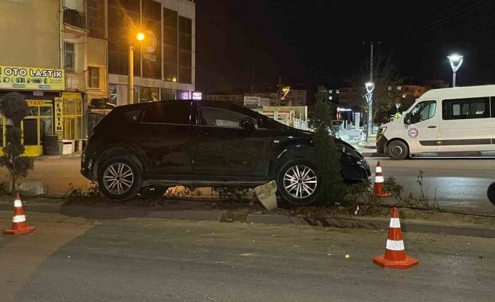 Karaman’da kontrolden çıkan otomobil refüje çıktı