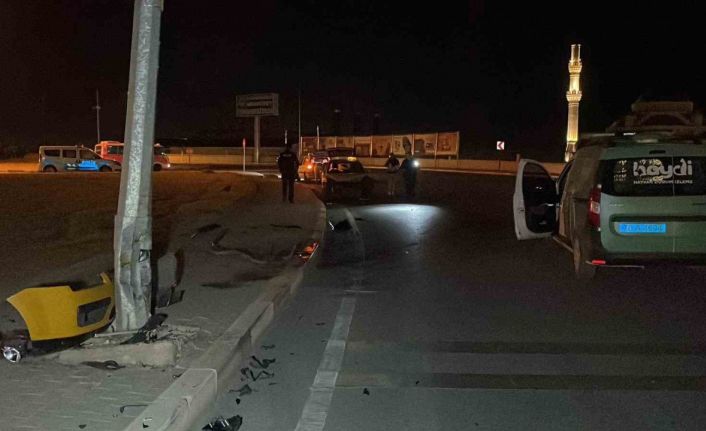 Karaman’da ticari taksi aydınlatma direğine çarptı