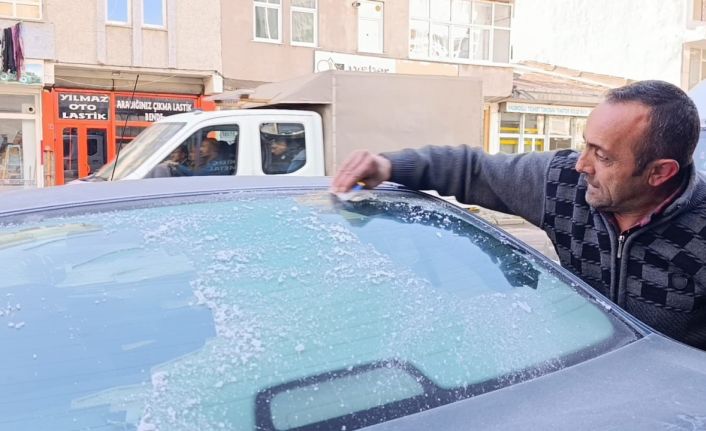 Kars buz kesti, araç camları dondu