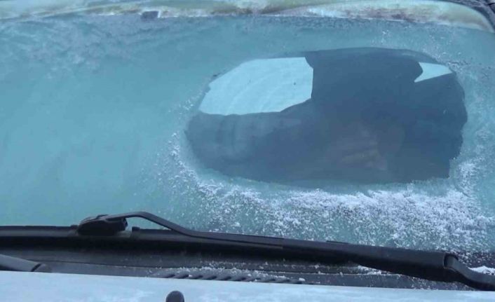 Kars eksi 13’ü gördü: Araç camları buz tuttu