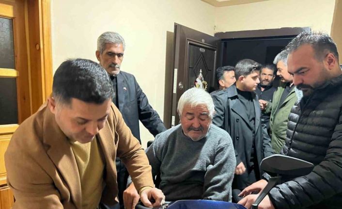 Kars MHP’den engelli vatandaşa akülü araç desteği