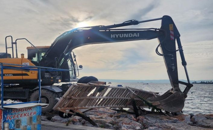 Karşıyaka’daki kaçak iskeleler yıkılıyor