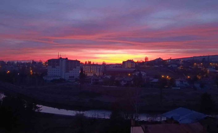Kars’ta gökyüzü kızıla büründü