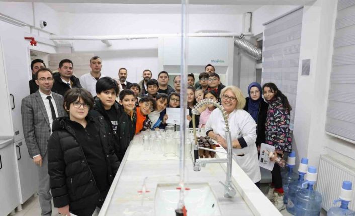 Kars’ta öğrenciler laboratuvarda analiz süreçlerini yerinde gözlemledi