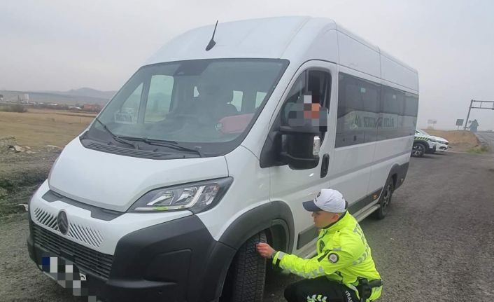 Kars’ta trafik ekiplerinden kış lastiği uygulaması