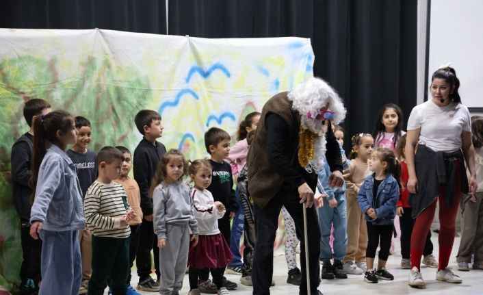 Kartepe’de hem büyüklere hem küçüklere tiyatro ziyafeti