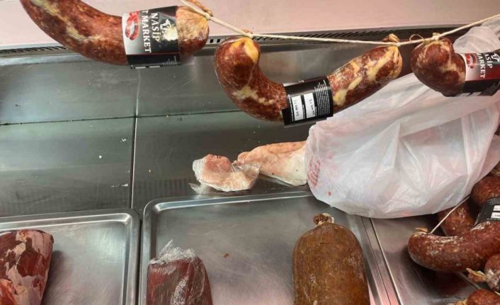 Kasap dükkanının üretim bölümüne giren zabıtalar şok oldu