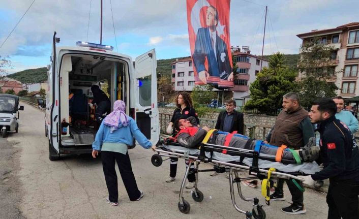 Kasksız motosiklet sürücüsü kazada yaralandı