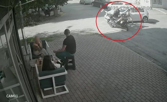 Kasksız yolcu kafasını kaldırıma çarpmaktan kıl payı kurtuldu