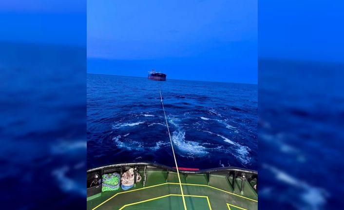 Kastamonu açıklarında isabet alan "Virat" isimli gemi Türkeli’ye çekiliyor