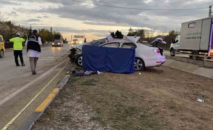 Kavşağa aşırı hızla giren tır otomobile çarptı: 1 ölü