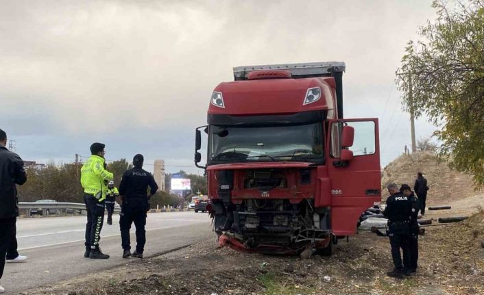 Kavşağa aşırı hızla girerek otomobil sürücüsünün ölümüne neden olan tır sürücüsü tutuklandı