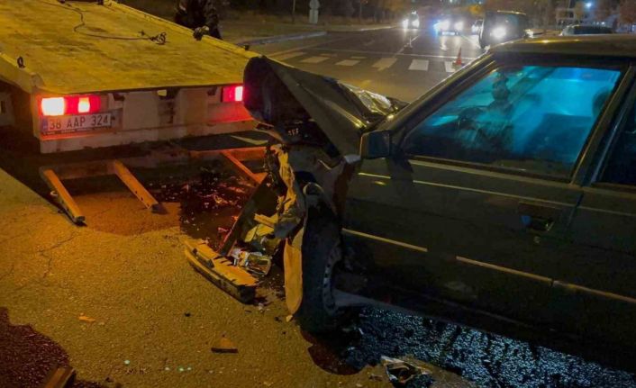 Kavşakta otomobile çarptı, karşı yola geçti: 2 yaralı