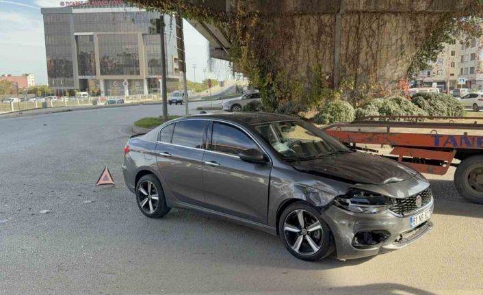 Kavşakta otomobiller çarpıştı: 2 yaralı