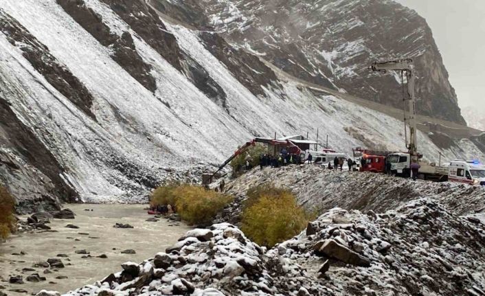 Kayadan kaçan araç Zap Suyu’na düştü: 4 madenci kurtarıldı