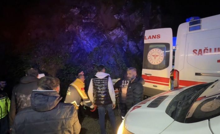 Kayganlaşan yolda otomobil paramparça oldu: 2 yaralı