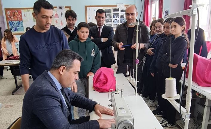 Kaymakam Dalak öğrencilerle dikiş dikip çapa yaptı