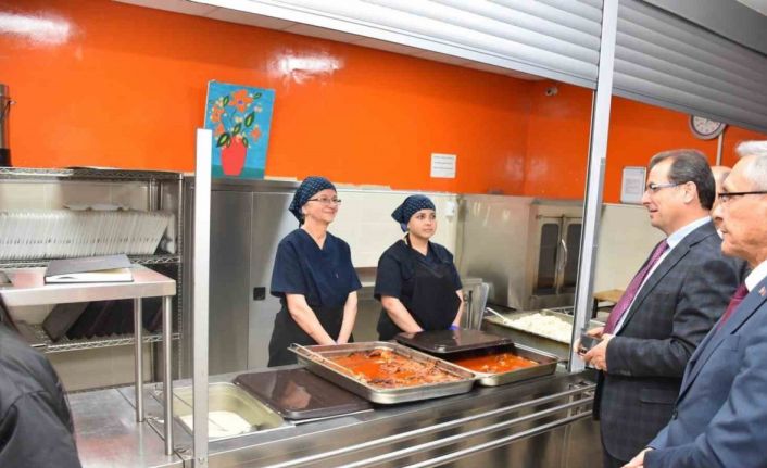 Kaymakam Güldoğan pansiyonda öğrencilerle yemek yedi