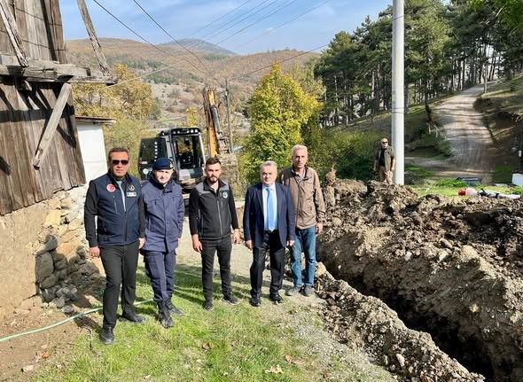 Kaymakam Öztürk, köydeki su hattını yerinde inceledi