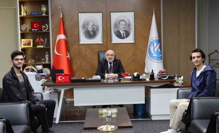 KAYÜ’nün başarılı öğrencilerinden Rektör Karamustafa’ya ziyaret