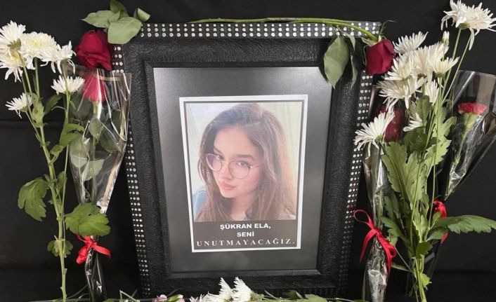 Kazada hayatını kaybeden Şükran’ın sınıfındaki sırasına arkadaşları çiçekler bıraktı