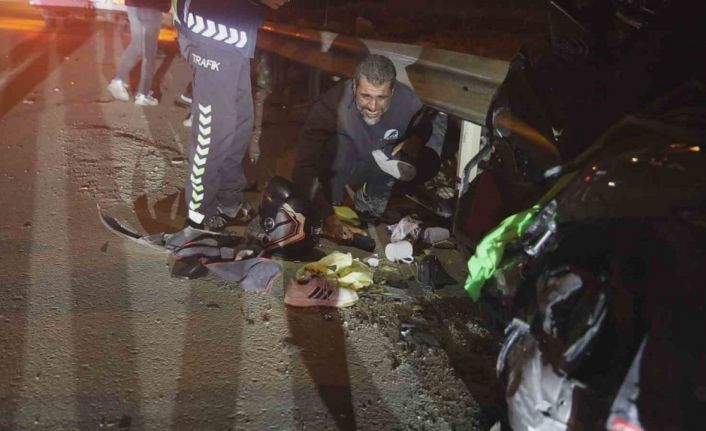 Kazada ölen 17 yaşındaki yeğeninin eşyalarını olay yerinde gözyaşlarıyla topladı