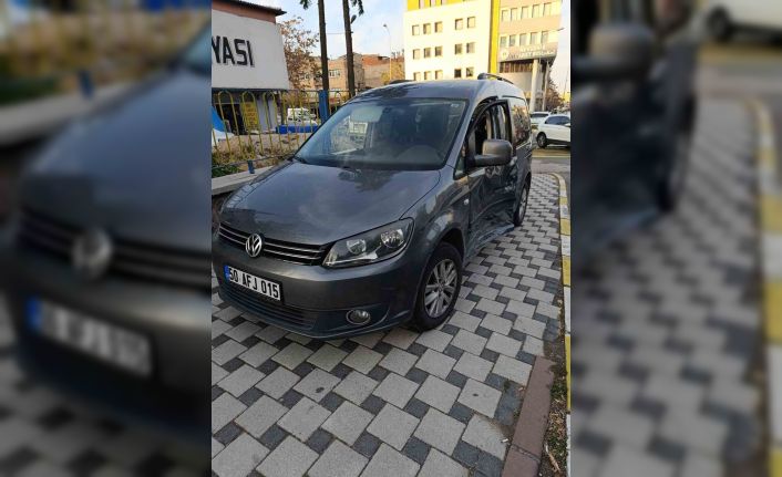 Kazada savrulan araç kaldırımdaki yayaya çarptı: 1 ağır yaralı