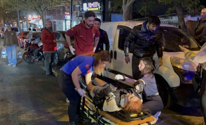 Kazaya karışan motosikletliye bakarken kaza yaptı