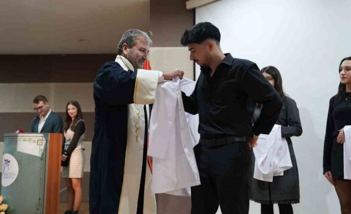 KBÜ’de tıp fakültesi öğrencileri beyaz önlük heyecanı yaşadı