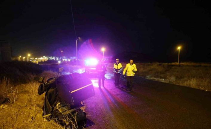 Kediye çarpmamak için ani fren yapan motosikletli yola savruldu