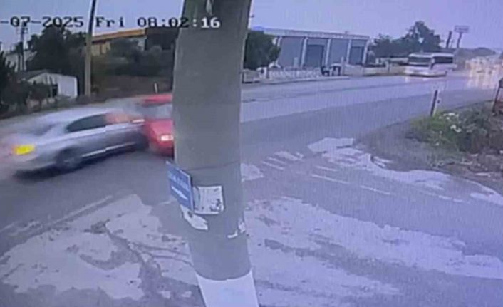 Kemalpaşa’da feci trafik kazası kamerada: 2 ölü, 4 yaralı